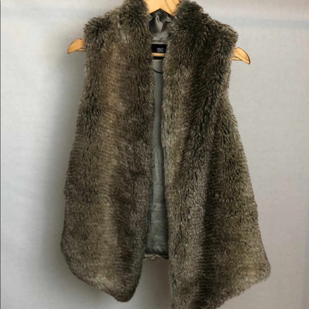 Faux Fur Vest - Picture 2 of 5